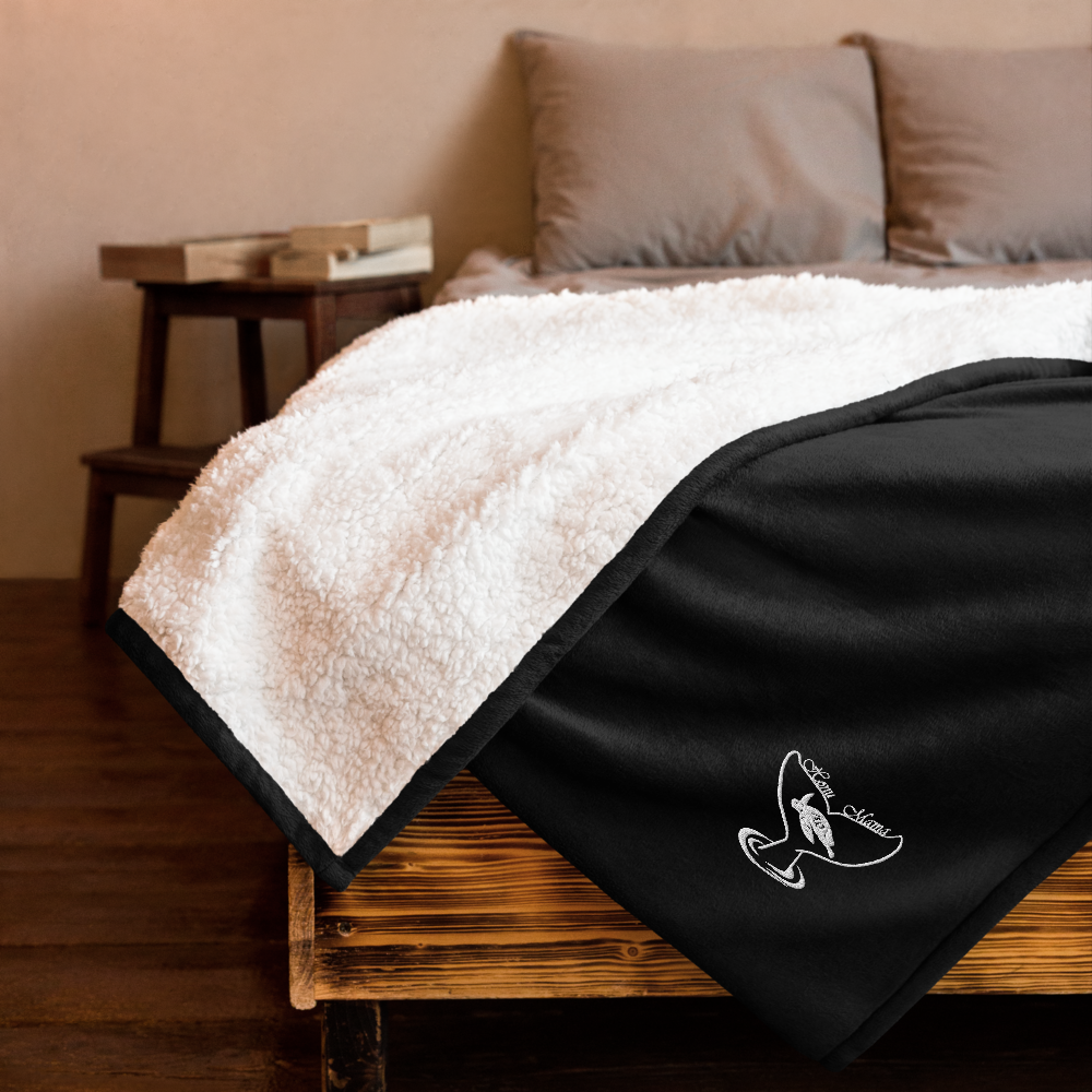 Ocean View Signature Sherpa Blanket (Black)